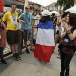 23.07.2016 Kielce. Pielgrzymi na Światowe Dni Młodzieży bawią się na Rynku. / Jarosław Kubalski / Radio Kielce