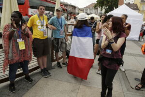 23.07.2016 Kielce. Pielgrzymi na Światowe Dni Młodzieży bawią się na Rynku. / Jarosław Kubalski / Radio Kielce