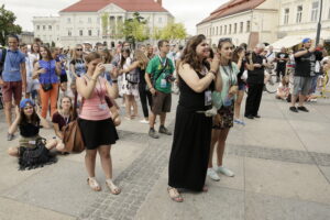 23.07.2016 Kielce. Pielgrzymi na Światowe Dni Młodzieży bawią się na Rynku. / Jarosław Kubalski / Radio Kielce