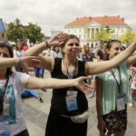 23.07.2016 Kielce. Pielgrzymi na Światowe Dni Młodzieży bawią się na Rynku. / Jarosław Kubalski / Radio Kielce