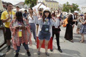 23.07.2016 Kielce. Pielgrzymi na Światowe Dni Młodzieży bawią się na Rynku. / Jarosław Kubalski / Radio Kielce