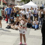 23.07.2016 Kielce. Pielgrzymi na Światowe Dni Młodzieży bawią się na Rynku. / Jarosław Kubalski / Radio Kielce