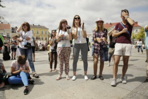 23.07.2016 Kielce. Pielgrzymi na Światowe Dni Młodzieży bawią się na Rynku. / Jarosław Kubalski / Radio Kielce