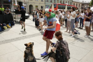 23.07.2016 Kielce. Pielgrzymi na Światowe Dni Młodzieży bawią się na Rynku. / Jarosław Kubalski / Radio Kielce