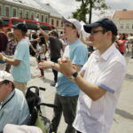 23.07.2016 Kielce. Pielgrzymi na Światowe Dni Młodzieży bawią się na Rynku. / Jarosław Kubalski / Radio Kielce