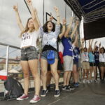 23.07.2016 Kielce. Pielgrzymi na Światowe Dni Młodzieży bawią się na Rynku. / Jarosław Kubalski / Radio Kielce