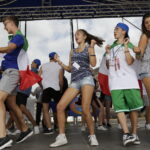 23.07.2016 Kielce. Pielgrzymi na Światowe Dni Młodzieży bawią się na Rynku. / Jarosław Kubalski / Radio Kielce