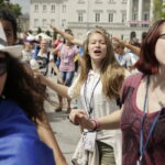 23.07.2016 Kielce. Pielgrzymi na Światowe Dni Młodzieży bawią się na Rynku. / Jarosław Kubalski / Radio Kielce