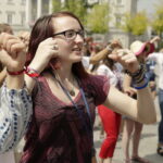 23.07.2016 Kielce. Pielgrzymi na Światowe Dni Młodzieży bawią się na Rynku. / Jarosław Kubalski / Radio Kielce