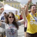 23.07.2016 Kielce. Pielgrzymi na Światowe Dni Młodzieży bawią się na Rynku. / Jarosław Kubalski / Radio Kielce