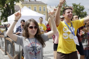 23.07.2016 Kielce. Pielgrzymi na Światowe Dni Młodzieży bawią się na Rynku. / Jarosław Kubalski / Radio Kielce