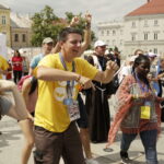 23.07.2016 Kielce. Pielgrzymi na Światowe Dni Młodzieży bawią się na Rynku. / Jarosław Kubalski / Radio Kielce