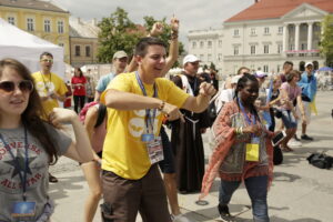 23.07.2016 Kielce. Pielgrzymi na Światowe Dni Młodzieży bawią się na Rynku. / Jarosław Kubalski / Radio Kielce