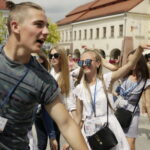 23.07.2016 Kielce. Pielgrzymi na Światowe Dni Młodzieży bawią się na Rynku. / Jarosław Kubalski / Radio Kielce