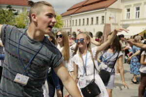 23.07.2016 Kielce. Pielgrzymi na Światowe Dni Młodzieży bawią się na Rynku. / Jarosław Kubalski / Radio Kielce