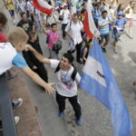 23.07.2016 Kielce. Pielgrzymi podczas przemarszu z Placu NMP na Kolporter Arenę. / Jarosław Kubalski / Radio Kielce