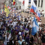 23.07.2016 Kielce. Pielgrzymi podczas przemarszu z Placu NMP na Kolporter Arenę. / Jarosław Kubalski / Radio Kielce