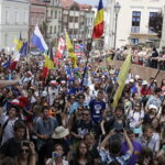 23.07.2016 Kielce. Pielgrzymi podczas przemarszu z Placu NMP na Kolporter Arenę. / Jarosław Kubalski / Radio Kielce