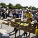 23.07.2016 Kielce. Pielgrzymi podczas przemarszu z Placu NMP na Kolporter Arenę. / Jarosław Kubalski / Radio Kielce