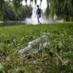 26.07.2016 Kielce. Zanieczyszczony staw w Parku Miejskim. / Jarosław Kubalski / Radio Kielce