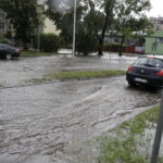 28.07.2016 Kielce. Przez miasto przeszła ulewa. Zalana ulica Bodzentyńska. / Jarosław Kubalski / Radio Kielce