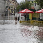 28.07.2016 Kielce. Przez miasto przeszła ulewa. Zalana ulica Bodzentyńska. / Jarosław Kubalski / Radio Kielce