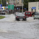 28.07.2016 Kielce. Przez miasto przeszła ulewa. Zalana ulica Bodzentyńska. / Jarosław Kubalski / Radio Kielce