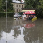 28.07.2016 Kielce. Przez miasto przeszła ulewa. Zalana ulica Bodzentyńska. / Jarosław Kubalski / Radio Kielce