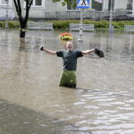 28.07.2016 Kielce. Przez miasto przeszła ulewa. Zalana ulica Bodzentyńska. / Jarosław Kubalski / Radio Kielce