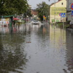 28.07.2016 Kielce. Przez miasto przeszła ulewa. Zalana ulica Bodzentyńska. / Jarosław Kubalski / Radio Kielce