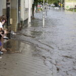 28.07.2016 Kielce. Przez miasto przeszła ulewa. Zalana ulica Bodzentyńska. / Jarosław Kubalski / Radio Kielce