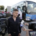 29.07.2016 Kielce. Grupa niepełnosprawnych z Kielc i powiatu wyjeżdża na turnus rehabilitacyjny do Mrzeżyna. Prezes Świętokrzyskiego Stowarzyszenia Niepełnosprawni Plus, senator Krzysztof Słoń. / Jarosław Kubalski / Radio Kielce