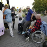 29.07.2016 Kielce. Grupa niepełnosprawnych z Kielc i powiatu wyjeżdża na turnus rehabilitacyjny do Mrzeżyna / Jarosław Kubalski / Radio Kielce