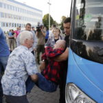 29.07.2016 Kielce. Grupa niepełnosprawnych z Kielc i powiatu wyjeżdża na turnus rehabilitacyjny do Mrzeżyna / Jarosław Kubalski / Radio Kielce