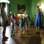 30.07.2016 Kielce. Dzieci oglądały gobeliny w Muzeum Narodowym. Mogły też pobawić się mini krosnami. / Jarosław Kubalski / Radio Kielce