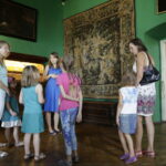 30.07.2016 Kielce. Dzieci oglądały gobeliny w Muzeum Narodowym. Mogły też pobawić się mini krosnami. / Jarosław Kubalski / Radio Kielce