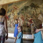 30.07.2016 Kielce. Dzieci oglądały gobeliny w Muzeum Narodowym. Mogły też pobawić się mini krosnami. / Jarosław Kubalski / Radio Kielce