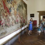 30.07.2016 Kielce. Dzieci oglądały gobeliny w Muzeum Narodowym. Mogły też pobawić się mini krosnami. / Jarosław Kubalski / Radio Kielce