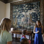 30.07.2016 Kielce. Dzieci oglądały gobeliny w Muzeum Narodowym. Mogły też pobawić się mini krosnami. / Jarosław Kubalski / Radio Kielce