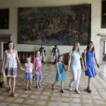 30.07.2016 Kielce. Dzieci oglądały gobeliny w Muzeum Narodowym. Mogły też pobawić się mini krosnami. / Jarosław Kubalski / Radio Kielce