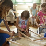 30.07.2016 Kielce. Dzieci oglądały gobeliny w Muzeum Narodowym. Mogły też pobawić się mini krosnami. / Jarosław Kubalski / Radio Kielce