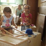 30.07.2016 Kielce. Dzieci oglądały gobeliny w Muzeum Narodowym. Mogły też pobawić się mini krosnami. / Jarosław Kubalski / Radio Kielce