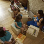 30.07.2016 Kielce. Dzieci oglądały gobeliny w Muzeum Narodowym. Mogły też pobawić się mini krosnami. / Jarosław Kubalski / Radio Kielce