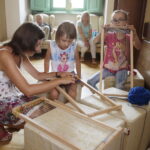 30.07.2016 Kielce. Dzieci oglądały gobeliny w Muzeum Narodowym. Mogły też pobawić się mini krosnami. / Jarosław Kubalski / Radio Kielce