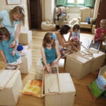 30.07.2016 Kielce. Dzieci oglądały gobeliny w Muzeum Narodowym. Mogły też pobawić się mini krosnami. / Jarosław Kubalski / Radio Kielce