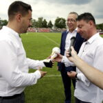 30.07.2016. Jubileusz 90-lecia Staru Starachowice. Okolicznościowe puchary dla klubu / Jarosław Kubalski / Radio Kielce