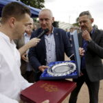 30.07.2016. Jubileusz 90-lecia Staru Starachowice. Okolicznościowe puchary dla klubu / Jarosław Kubalski / Radio Kielce