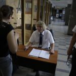 Kontrole przy wejściu do urzędu wojewódzkiego / Jarosław Kubalski / Radio Kielce