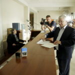 27.07.2016 Kielce. Poseł Krzysztof Lipiec składa petycję do marszałka województwa w sprawie zwiększenia środków na kulturę. / Jarosław Kubalski / Radio Kielce