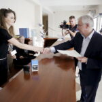 27.07.2016 Kielce. Poseł Krzysztof Lipiec składa petycję do marszałka województwa w sprawie zwiększenia środków na kulturę. / Jarosław Kubalski / Radio Kielce